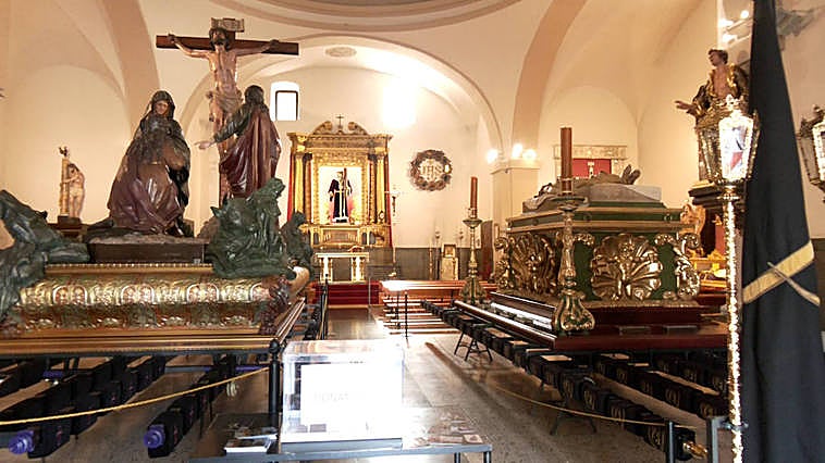 La Crucifixión y el Cristo Yacente son los dos pasos expuestos.