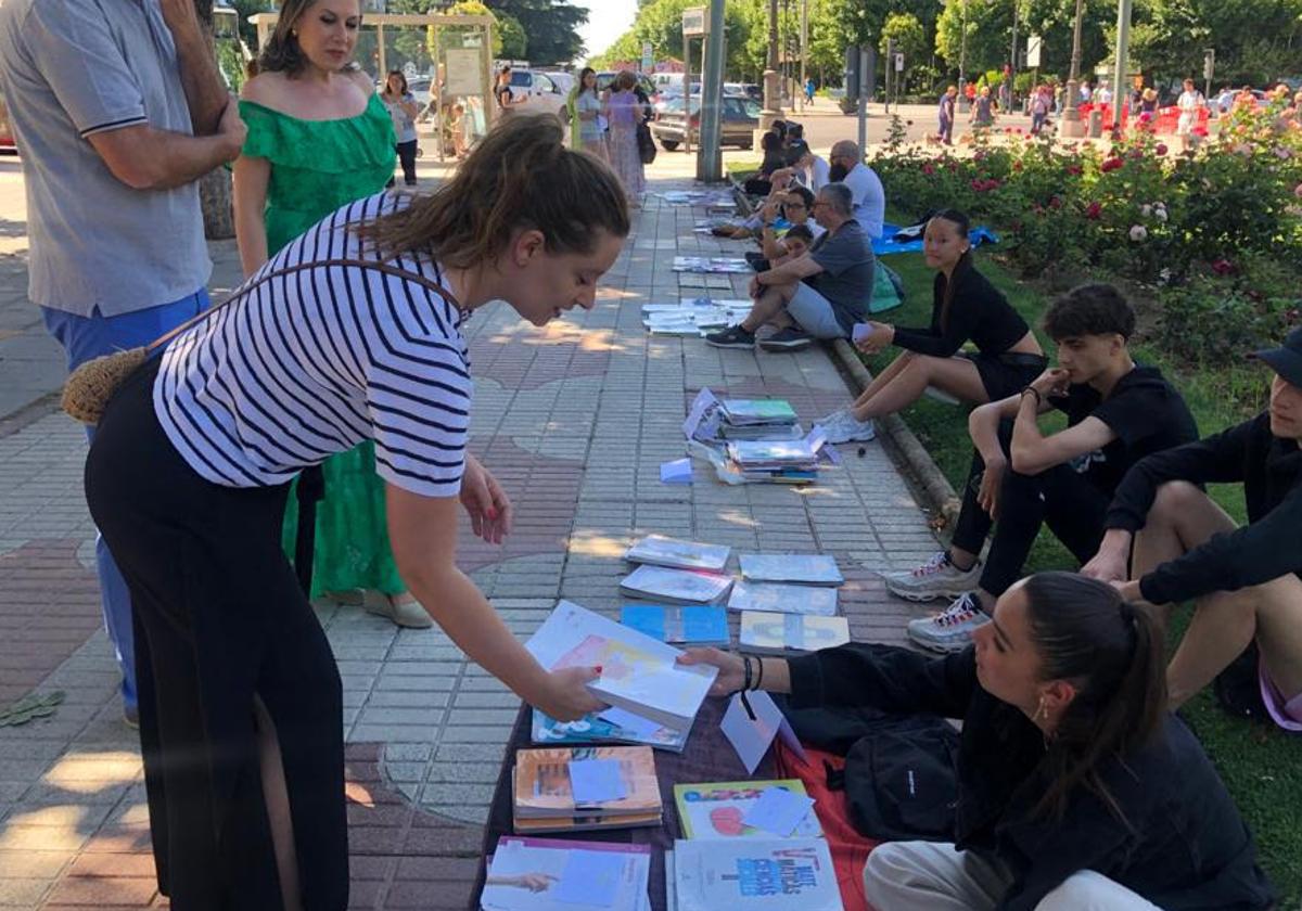 La presidenta del PP de León, Ester Muñoz, en el mercadillo Gelete del libro usado.