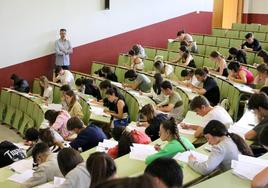 Imagen de unos alumnos realizando la EBAU.