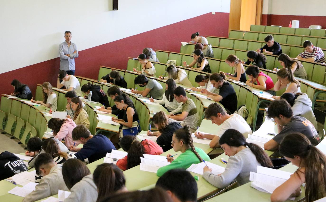 Imagen de unos alumnos realizando la EBAU.