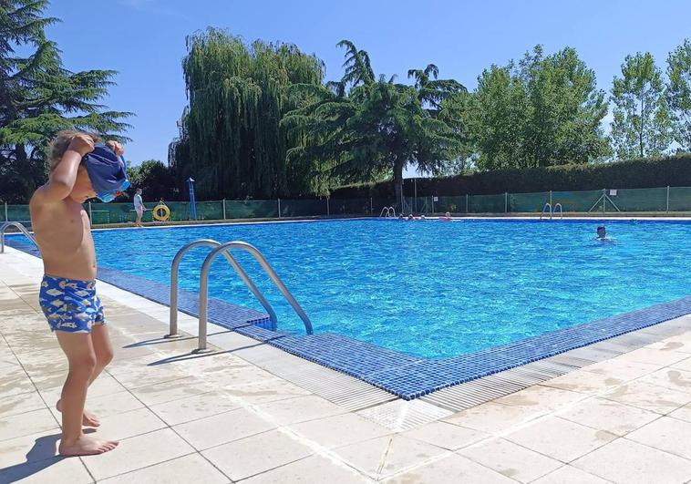 Las piscinas de Laguna de Negrillos, la opción refrescante del verano.