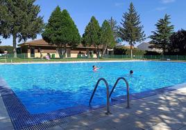 Hasta el 15 de septiembre, las piscinas de Laguna de Negrillos se convierten en el aliado perfecto contra el calor y una alternativa de ocio imprescindible para pasar los meses de verano