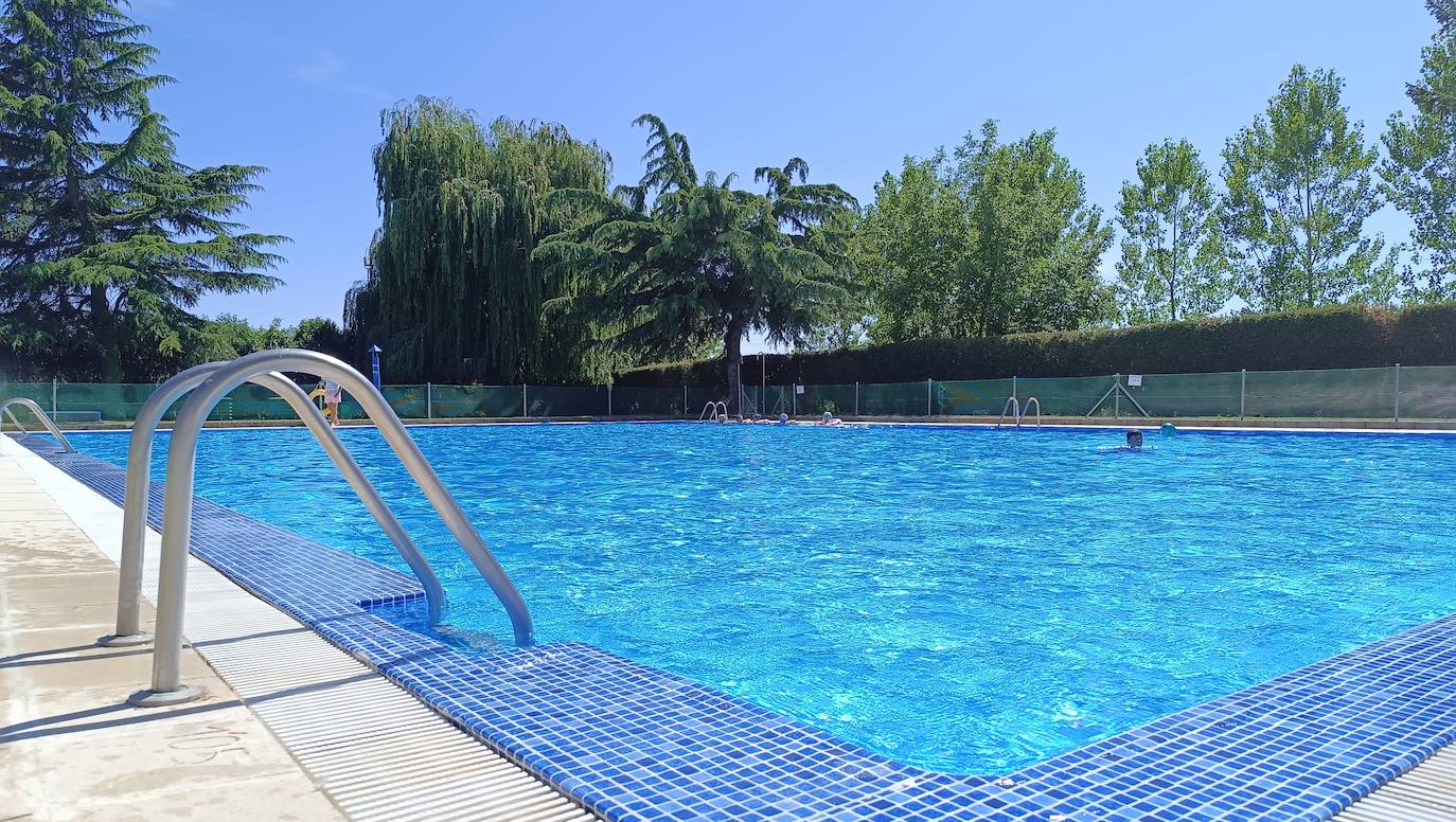 El remedio contra el calor está en las piscinas de Laguna de Negrillos