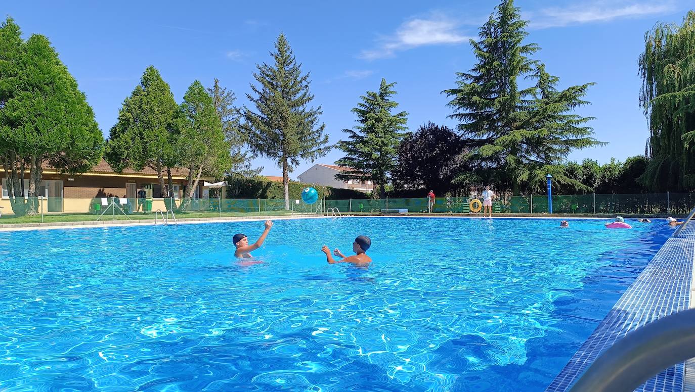 El remedio contra el calor está en las piscinas de Laguna de Negrillos