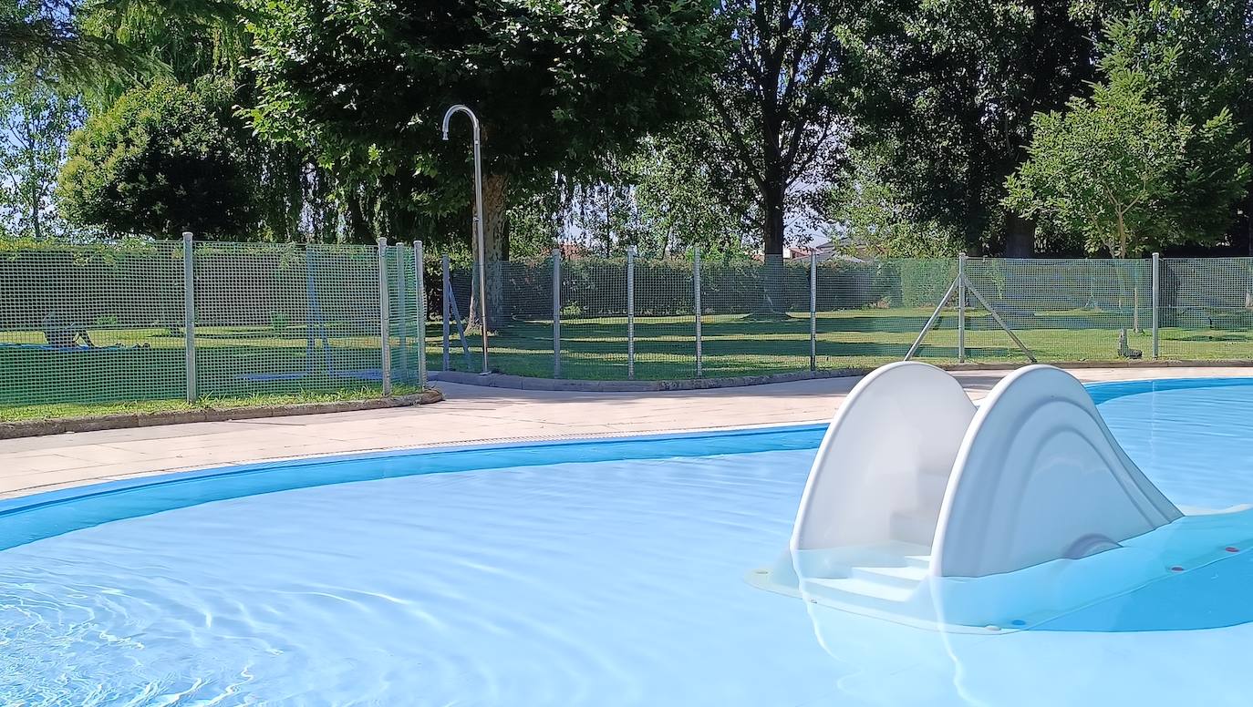 El remedio contra el calor está en las piscinas de Laguna de Negrillos