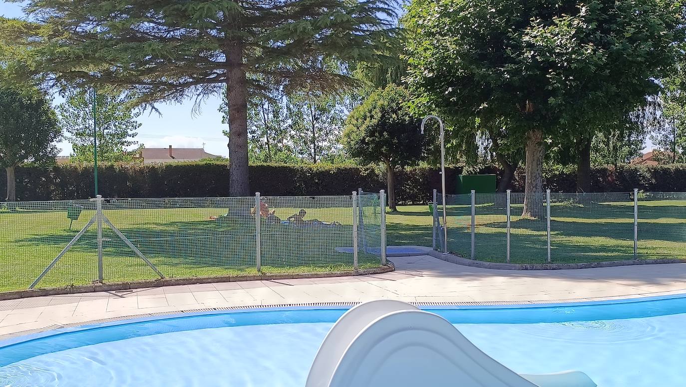 El remedio contra el calor está en las piscinas de Laguna de Negrillos