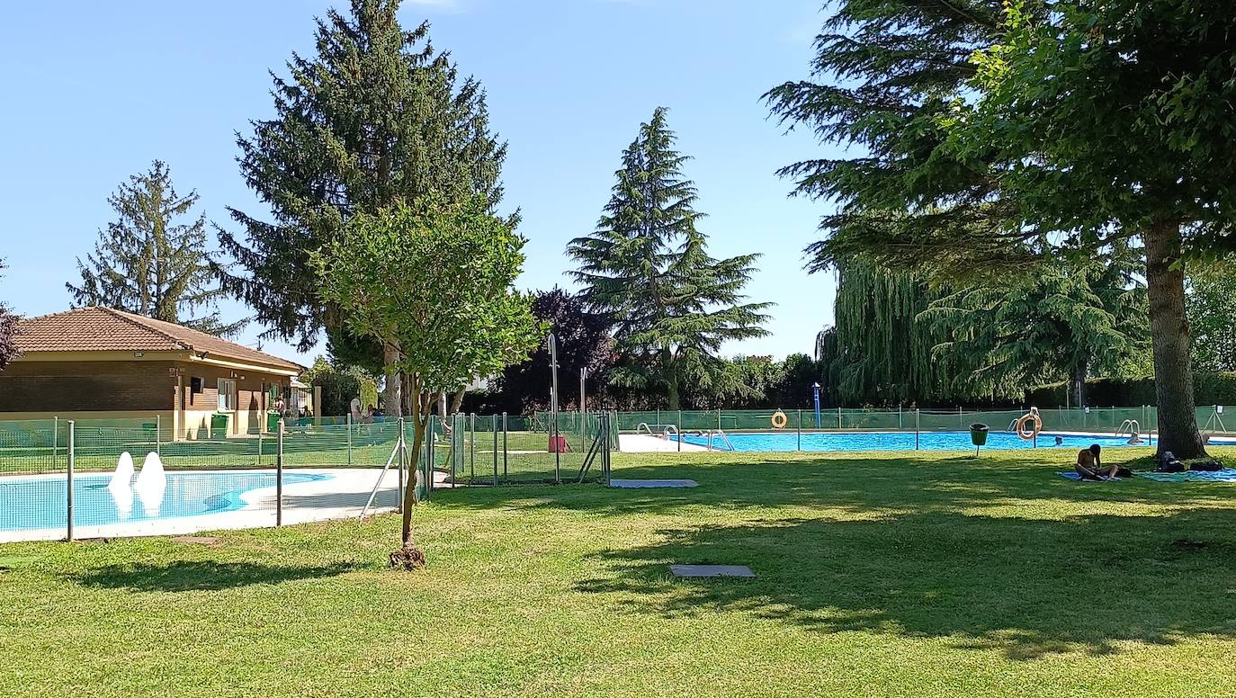 El remedio contra el calor está en las piscinas de Laguna de Negrillos