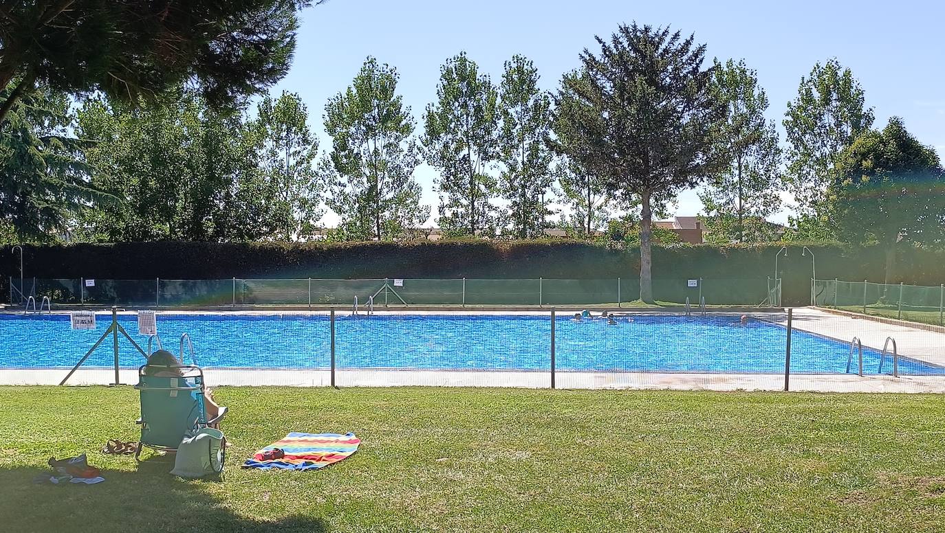 El remedio contra el calor está en las piscinas de Laguna de Negrillos
