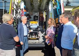 El delegado de la Junta en León visita las nuevas ambulancias.
