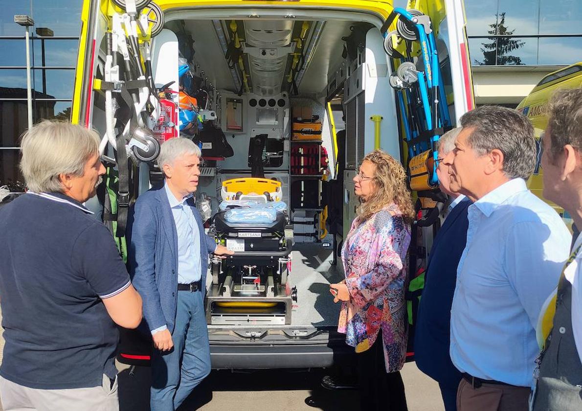 El delegado de la Junta en León visita las nuevas ambulancias.