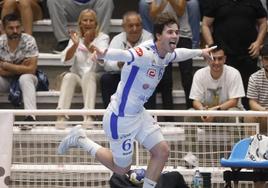 Carlos álvarez celebrando en un partido con el Cisne BM.