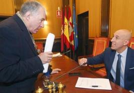 Eduardo López Sendino, candidato de UPL, conversa con el alcalde de León en funciones, José Antonio Diez.