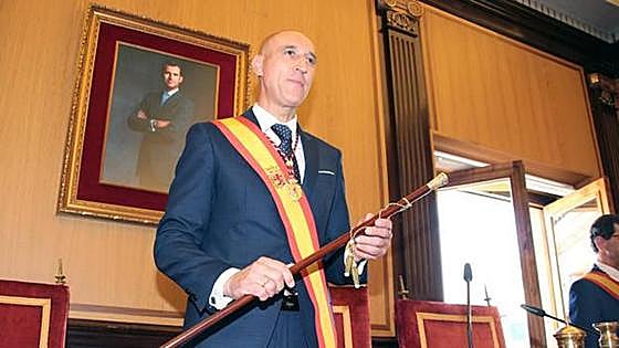 El Ayuntamiento elige nuevo alcalde con 14 caras nuevas en el pleno