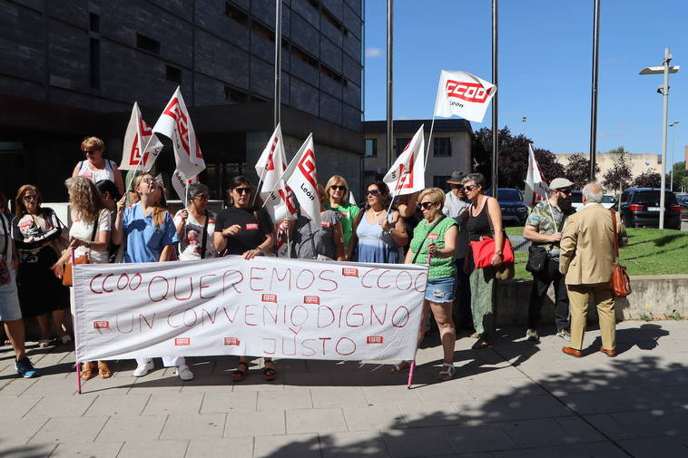 «Queremos un convenio digno y justo» reza la pancarta desplegada por Comisiones Obreras.