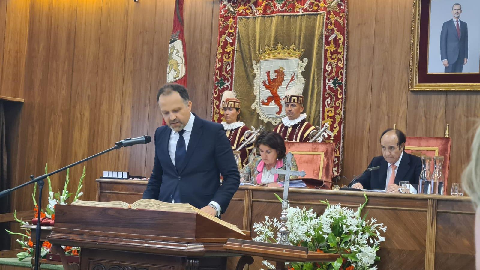 Carlos Anta (PP) jura su cargo como concejal.