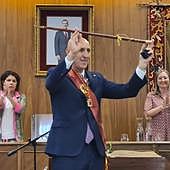 Diez promete una «ciudad mejor» y gobernar «para todos» en su investidura