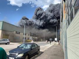 El denso humo negro, en el exterior de las naves afectadas.