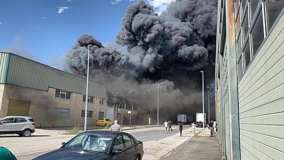 El fuego quema «por completo» una nave de embutidos en Bembibre