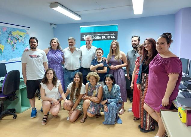El PP de León junto a miembros de la Fundación Isadora Duncan.