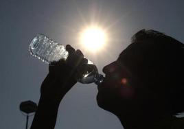 Imagen de archivo de una persona hidratándose durante una ola de calor.