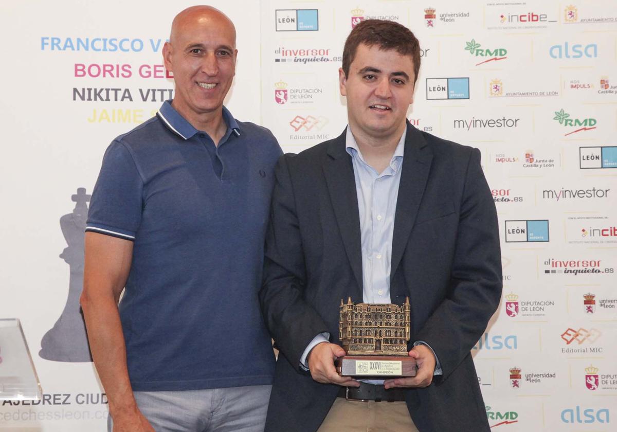 El alcalde de León, José Antonio Diez, entrega el trofeo de campeón del Magistral 2023 a Jaime Santos.