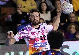 David Fernández, en un partido con el Abanca Ademar.