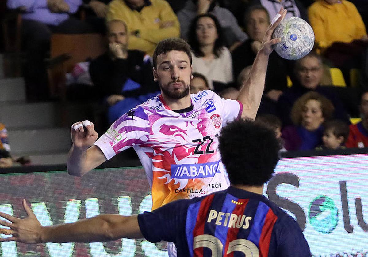 David Fernández, en un partido con el Abanca Ademar.