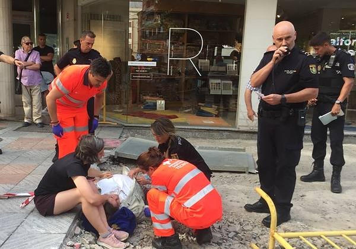 Una mujer herida al tropezar en un paso de obra en la Plaza de las ...