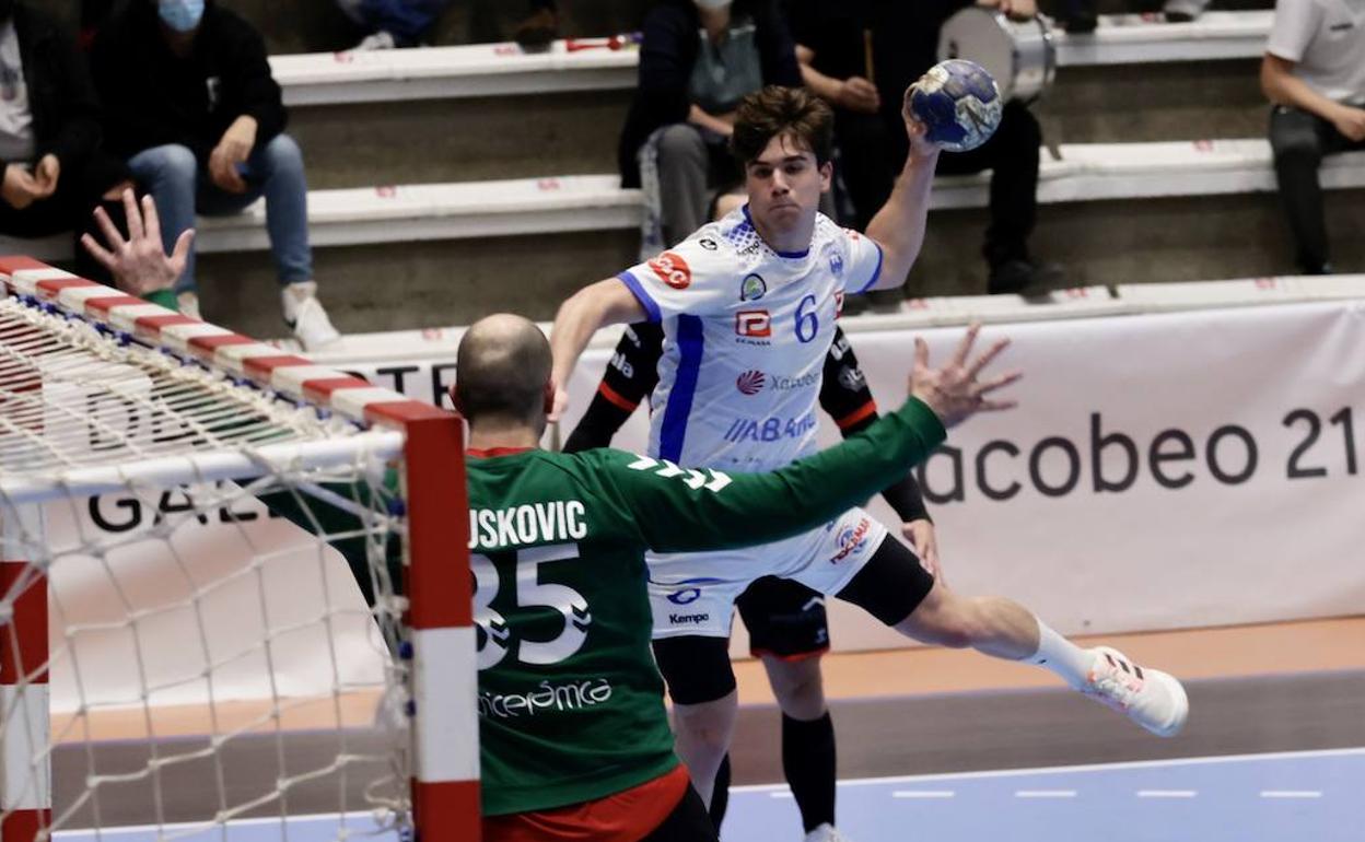 Carlos Álvarez en un partido con el BM Cisne.