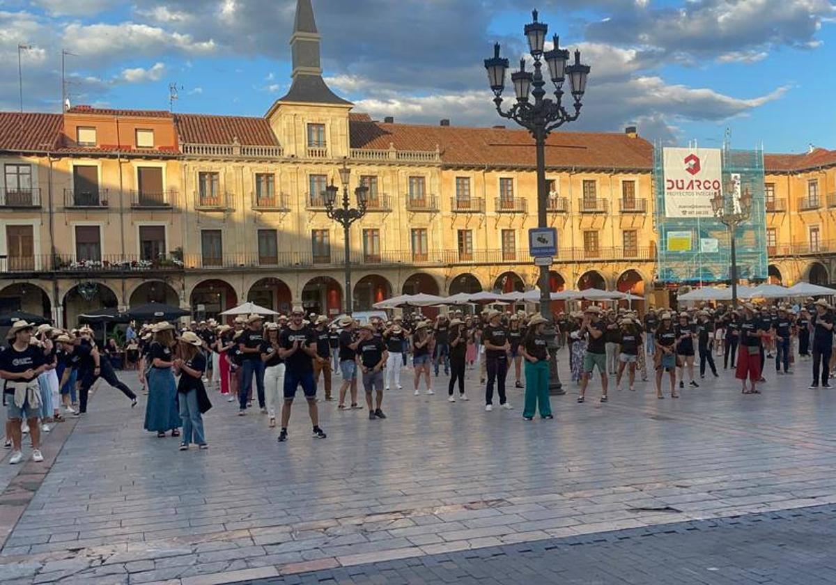 Momento en el que los profesores llenaron la Plaza Mayor.