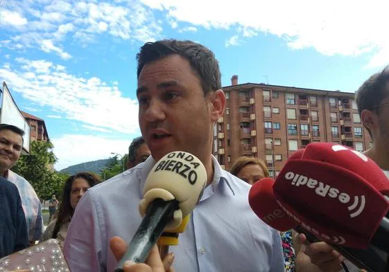 El secretario general del PSOE de León, Javier Alfonso Cendón, en Ponferrada.