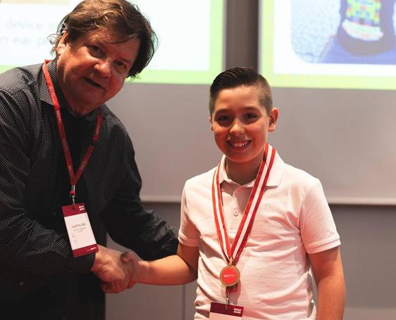 El astrogano Daniel Alberto recoge su premio del Concurso Internacional Ideas para Escuchar.