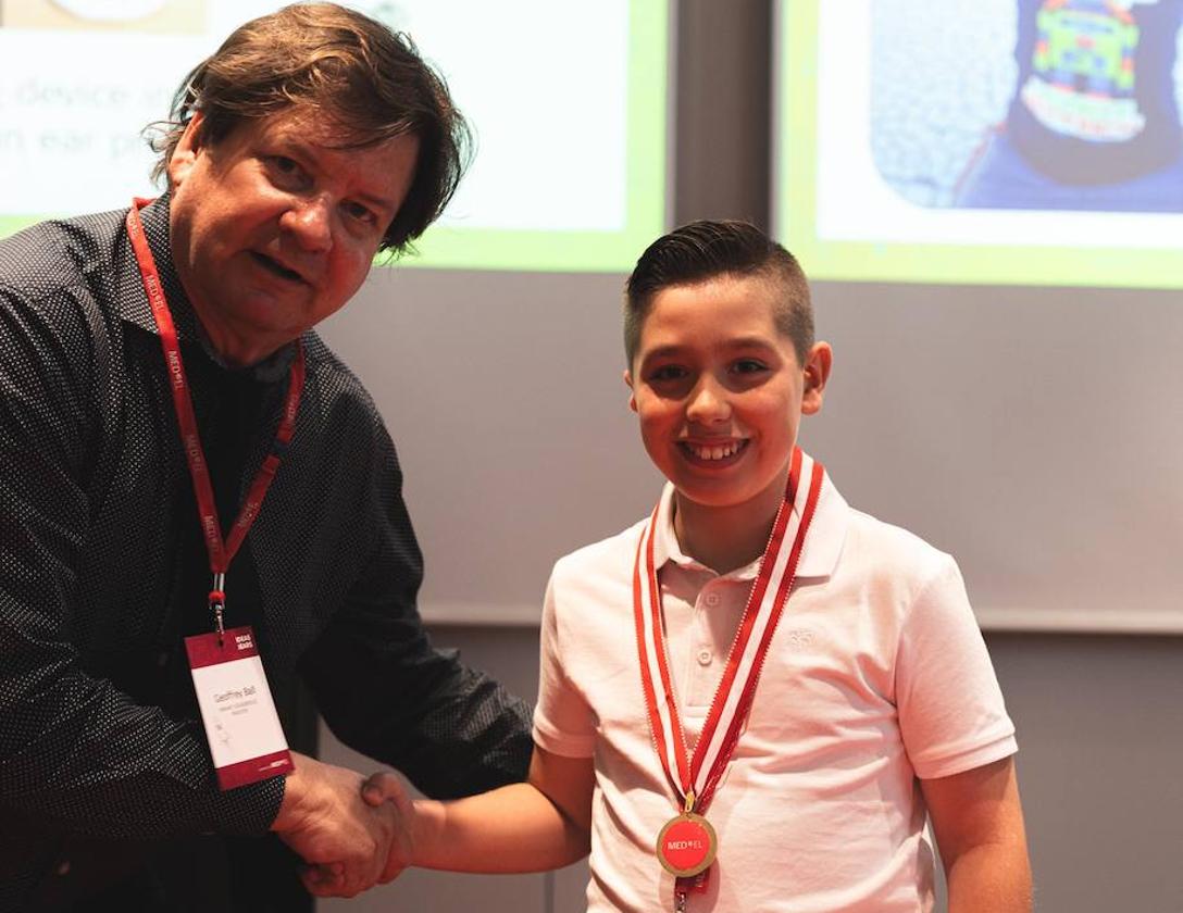 El astrogano Daniel Alberto recoge su premio del Concurso Internacional Ideas para Escuchar.