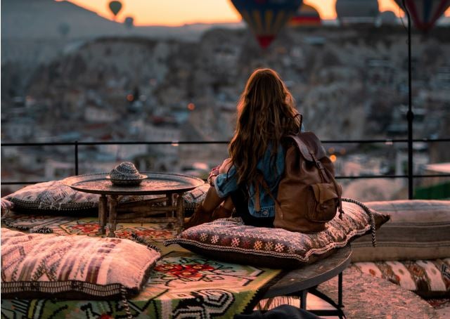 Una joven disfruta de su viaje por Estambul.