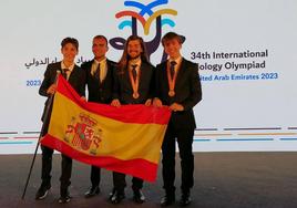 Hugo Pérez (segundo por la izquierda) con sus compañeros en la Olimpiada de Biología en Emiratos Árabes.