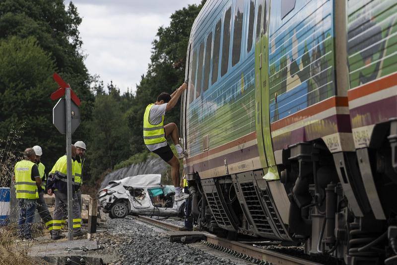 Un tren arrolla un turismo en Lugo