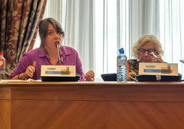 La candidata de Sumar al Congreso de los Diputados por León, Violeta Serrano, en la mesa 'Diálogo intergeneracional para la transformación socio-territorial' en la Universidad Menéndez Pelayo de Santander, junto a la exalcaldesa de Madrid, Manuela Carmena.