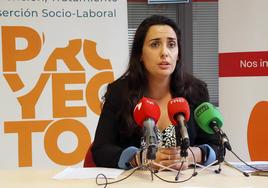 La directora de Proyecto Hombre León, Tania Paz Ramón, presenta la memoria de 2022 de la entidad.