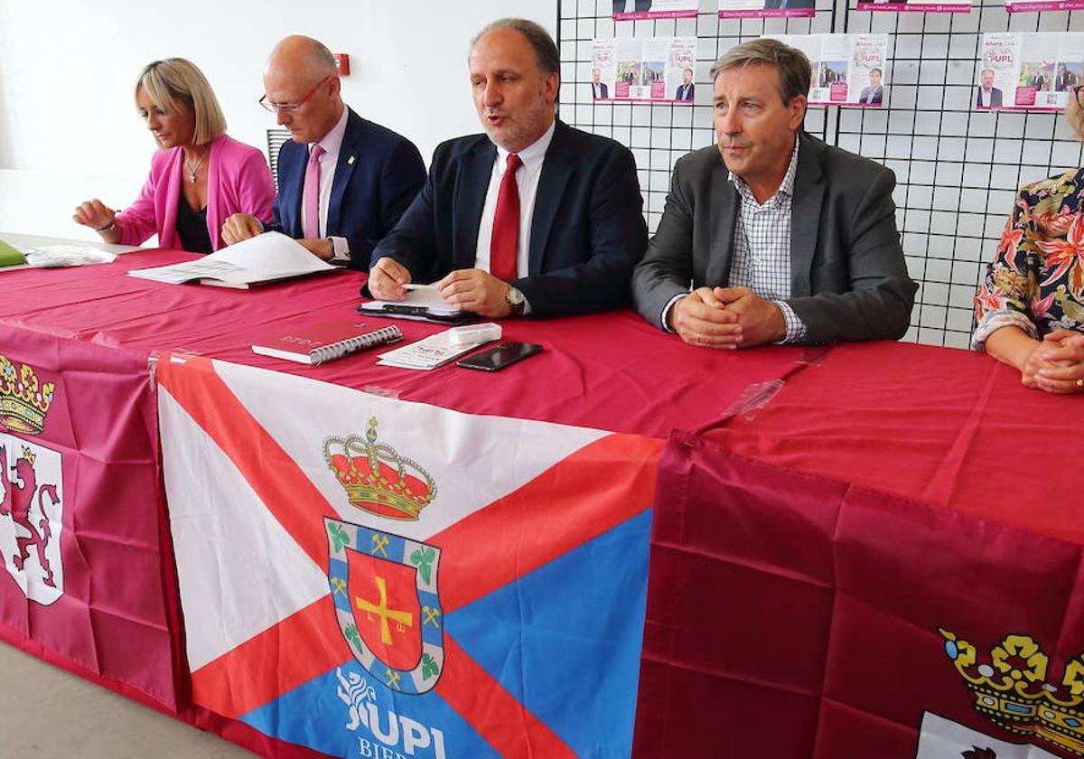 La Unión del Pueblo Leonés presenta en Ponferrada su candidatura al Congreso encabezada por Miguel Ángel Díez (2D), y el del Senado Javier Callado (C)