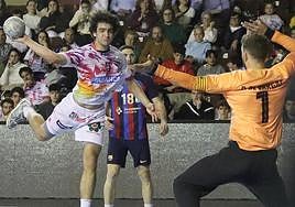 Adri Casqueiro, jugador del Abanca Ademar, en un partido de la psada temporada.