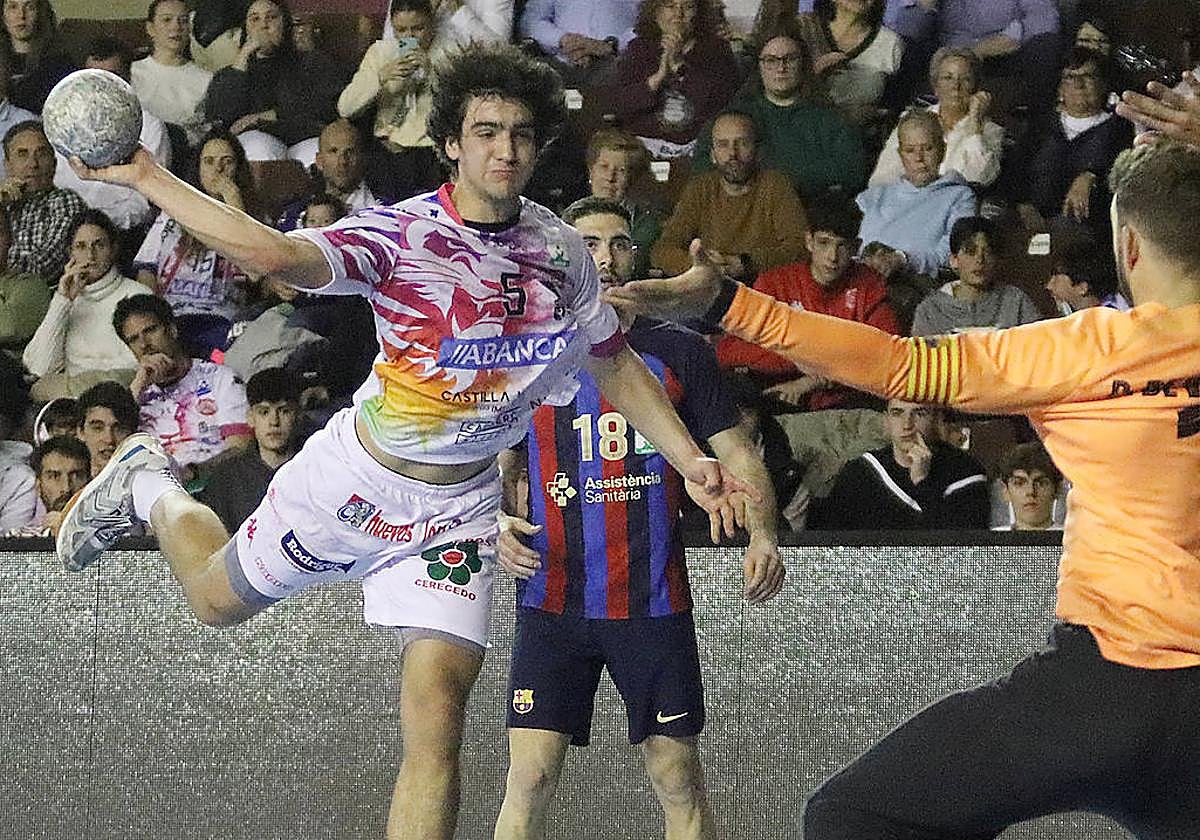 Adri Casqueiro, jugador del Abanca Ademar, en un partido de la psada temporada.