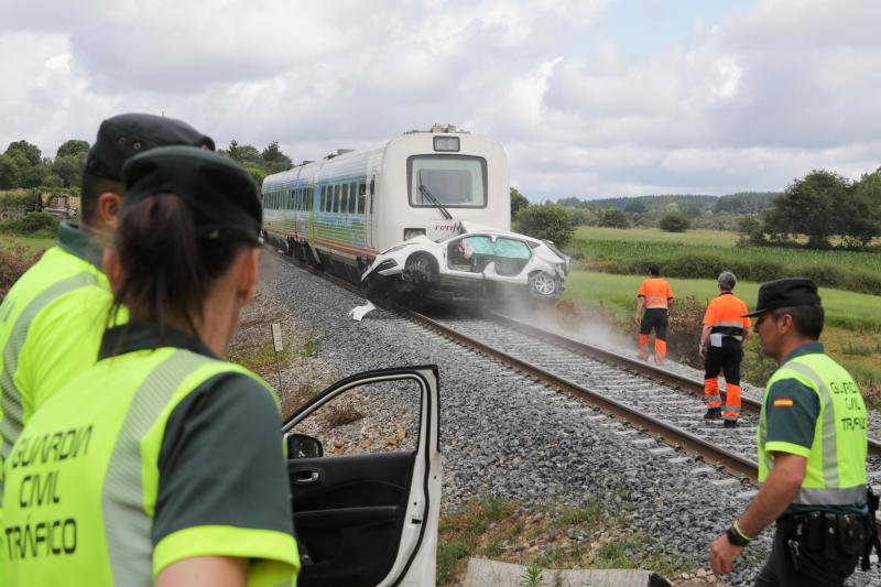 Un tren arrolla un turismo en Lugo