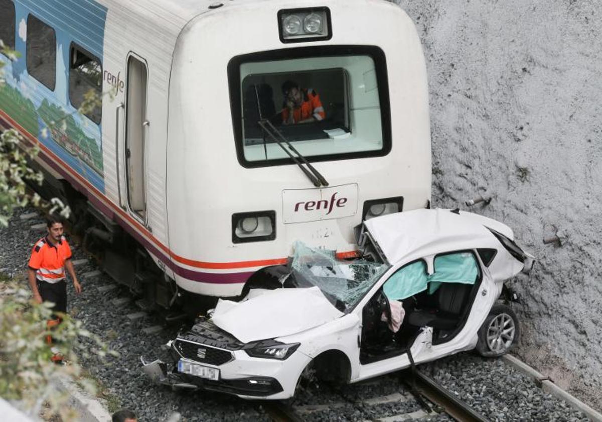 Un tren arrolla un turismo en Lugo