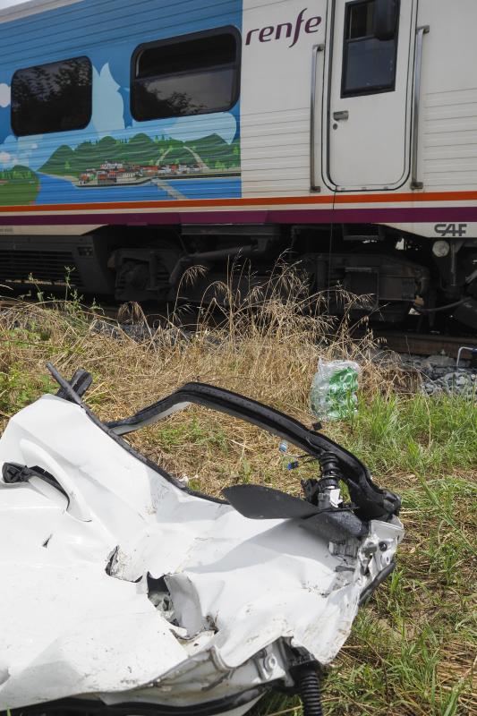 Un tren arrolla un turismo en Lugo