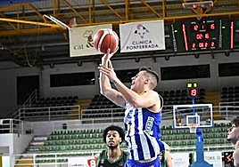 Un jugador del Clínica POnferrada intenta un lanzamiento a canasta.