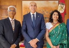 El alcalde de León, José Antonio Diez, junto a un grupo de delegados de universidades de India.