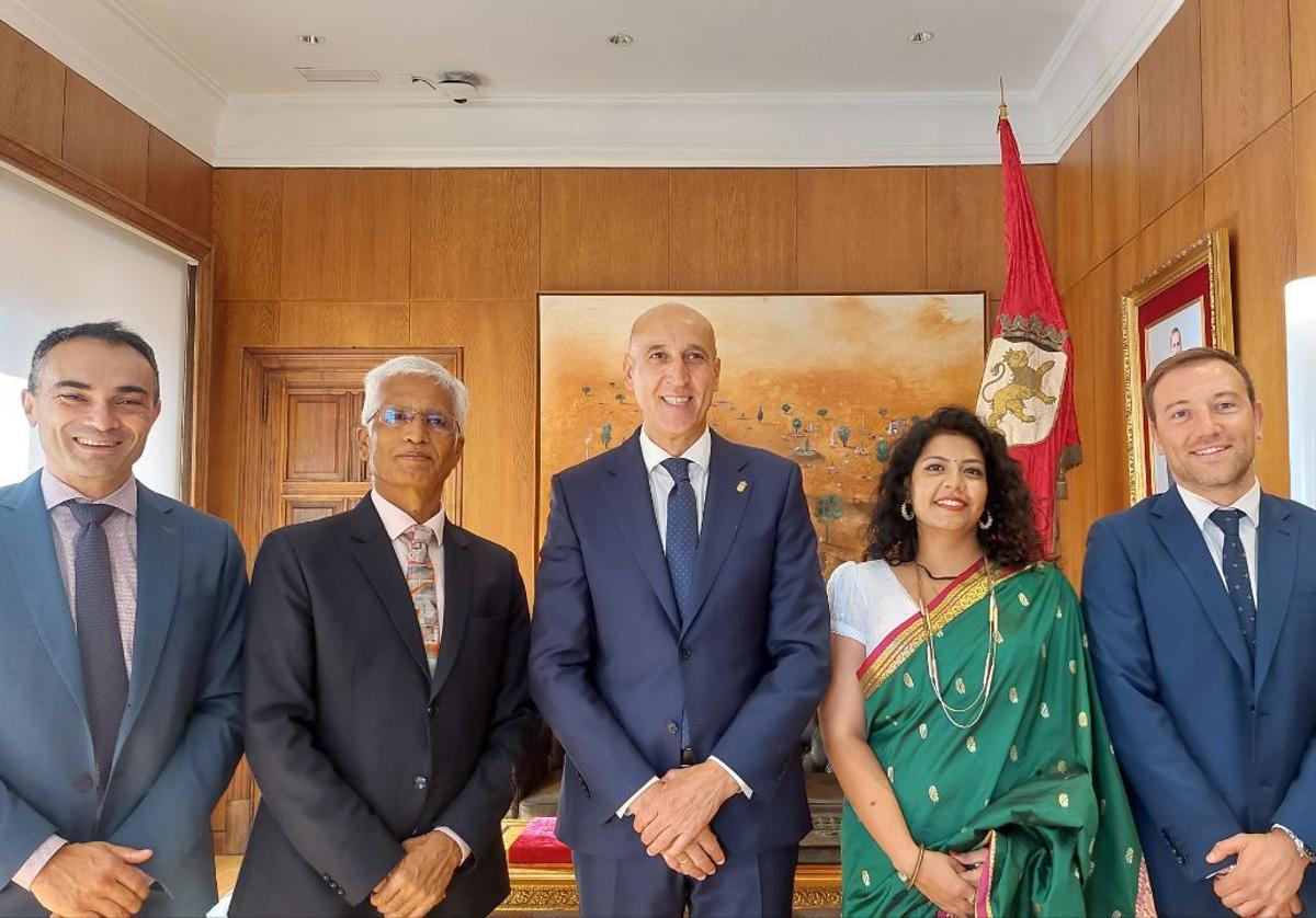 El alcalde de León, José Antonio Diez, junto a un grupo de delegados de universidades de India.