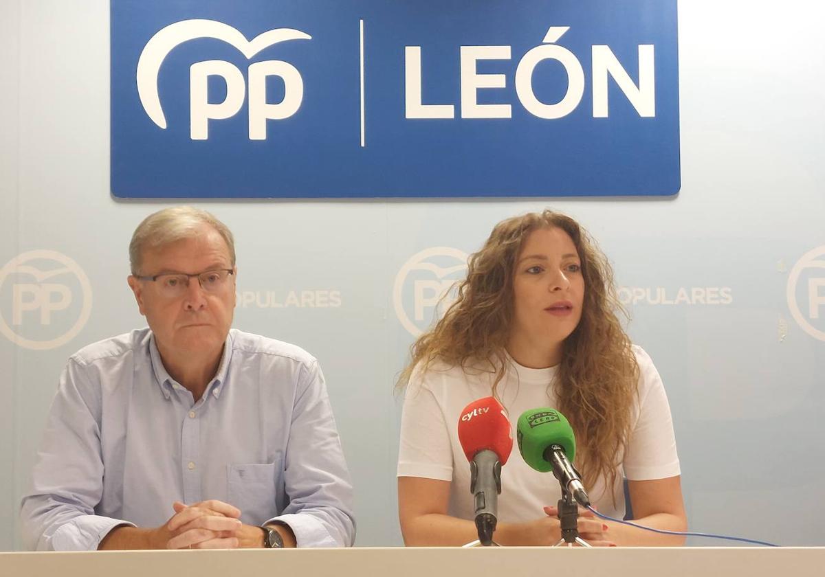 Antonio Silván y Ester Muñoz en rueda de prensa este lunes.