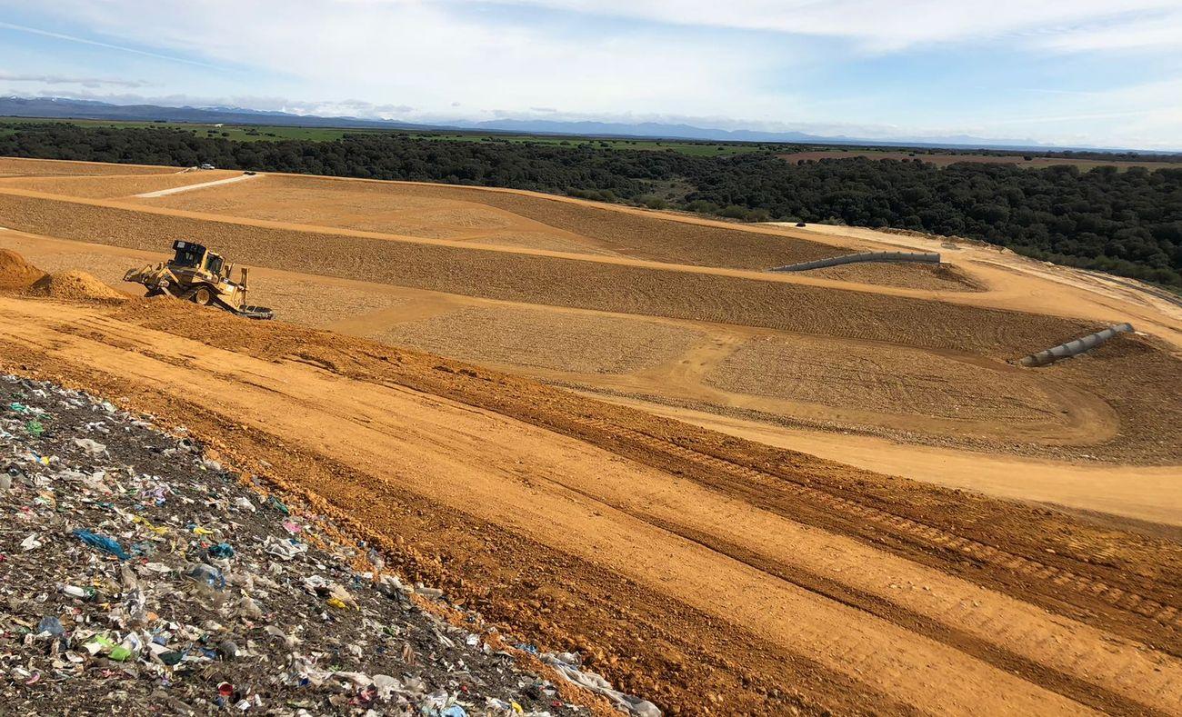 La extracción de este tipo de líquidos como los lixiviados se lleva haciendo en cisternas desde hace años en el centro de San Román de la Vega aunque