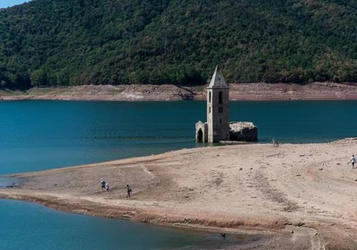 La iglesia del embalse de Sau, en Cataluña, emerge debido a la falta de precipitaciones.